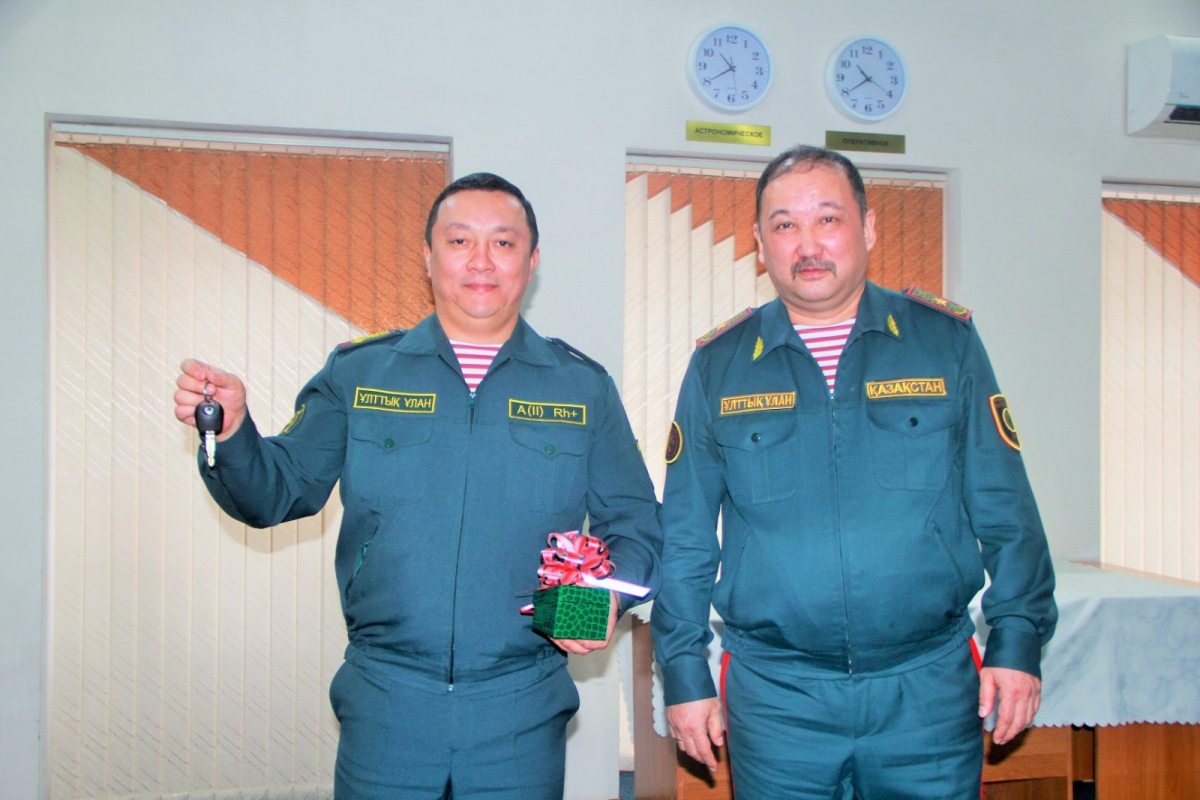 Өскемендегі  әскери кеңесте генерал  автокөлік кілтін табыстады