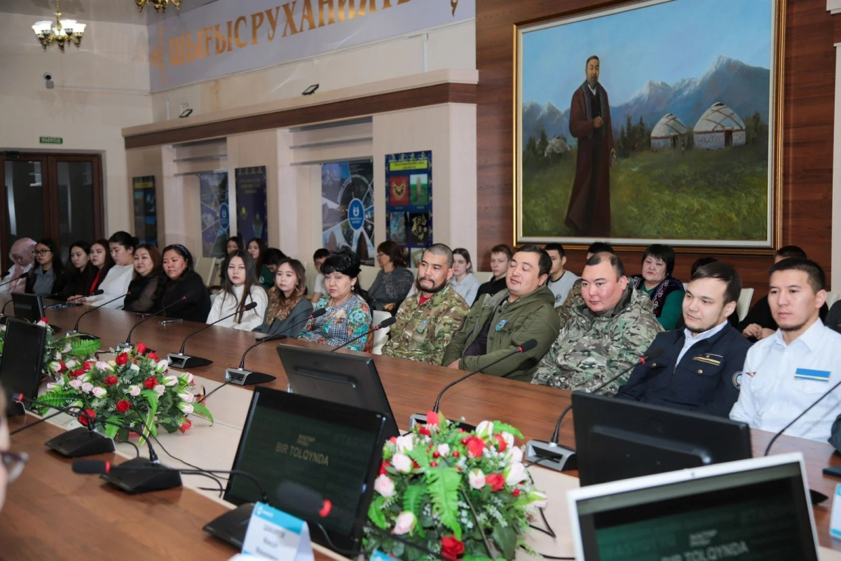 Студенттер мен мамандар: Жұмысшы мамандықтар жылындағы ашық диалог алаңы