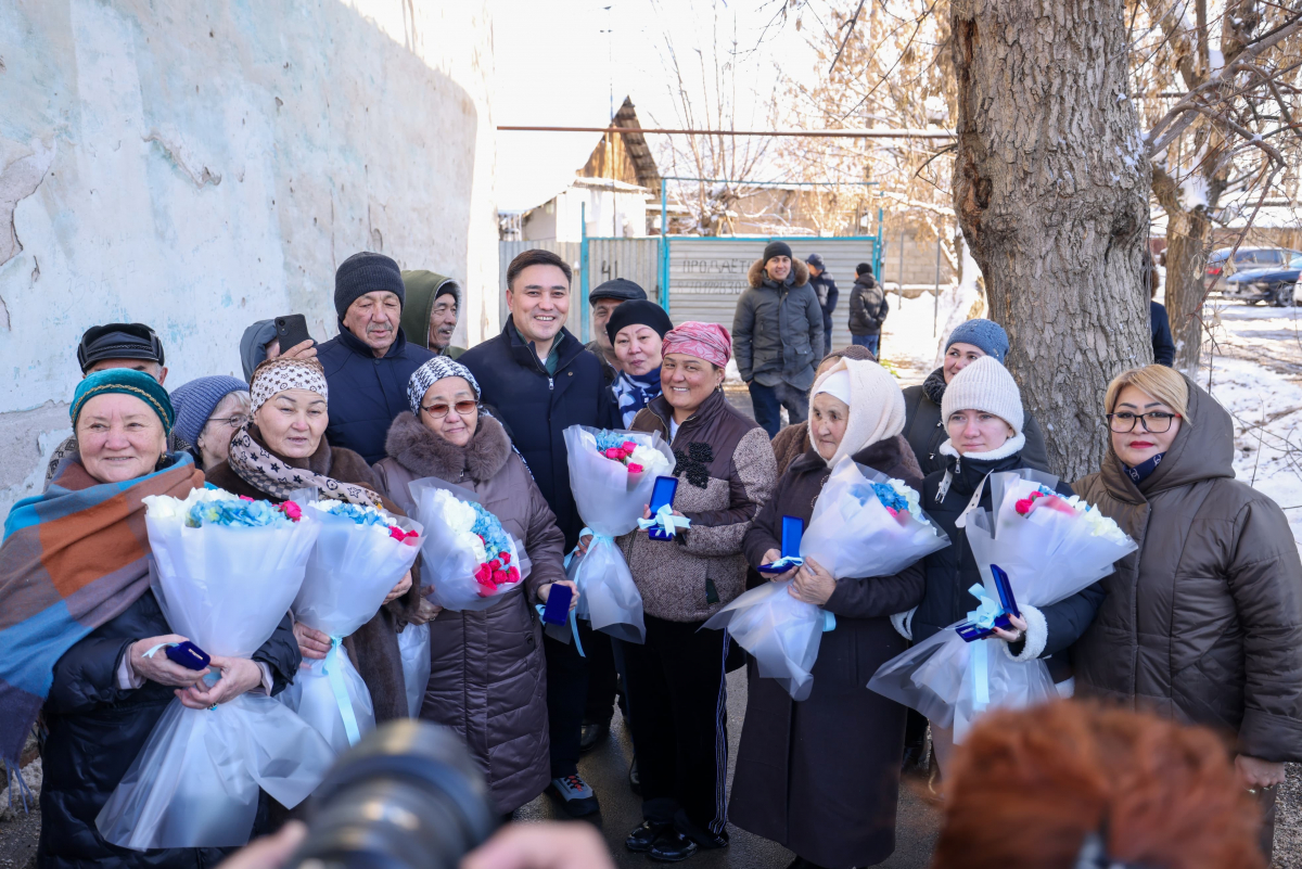 ШЫМКЕНТ: КӨКСАЙ ШАҒЫН АУДАНЫН ЖАҢҒЫРТУ ТҰЖЫРЫМДАМАСЫ АЯСЫНДА АЛТЫ ОТБАСЫНА ЖАҢА ПӘТЕРЛЕР БЕРІЛДІ