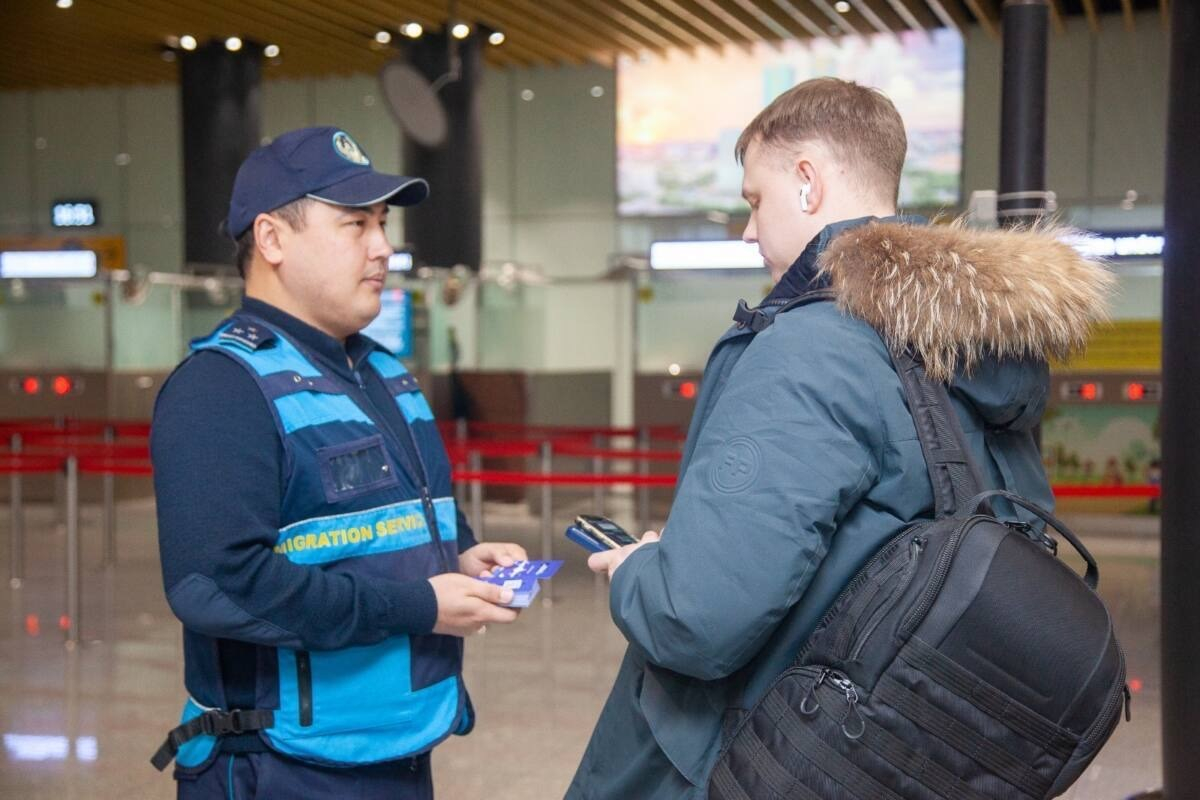 МВД Казахстана внедряет систему безопасности для туристов: каждому иностранному гостю карточка с QR-кодом