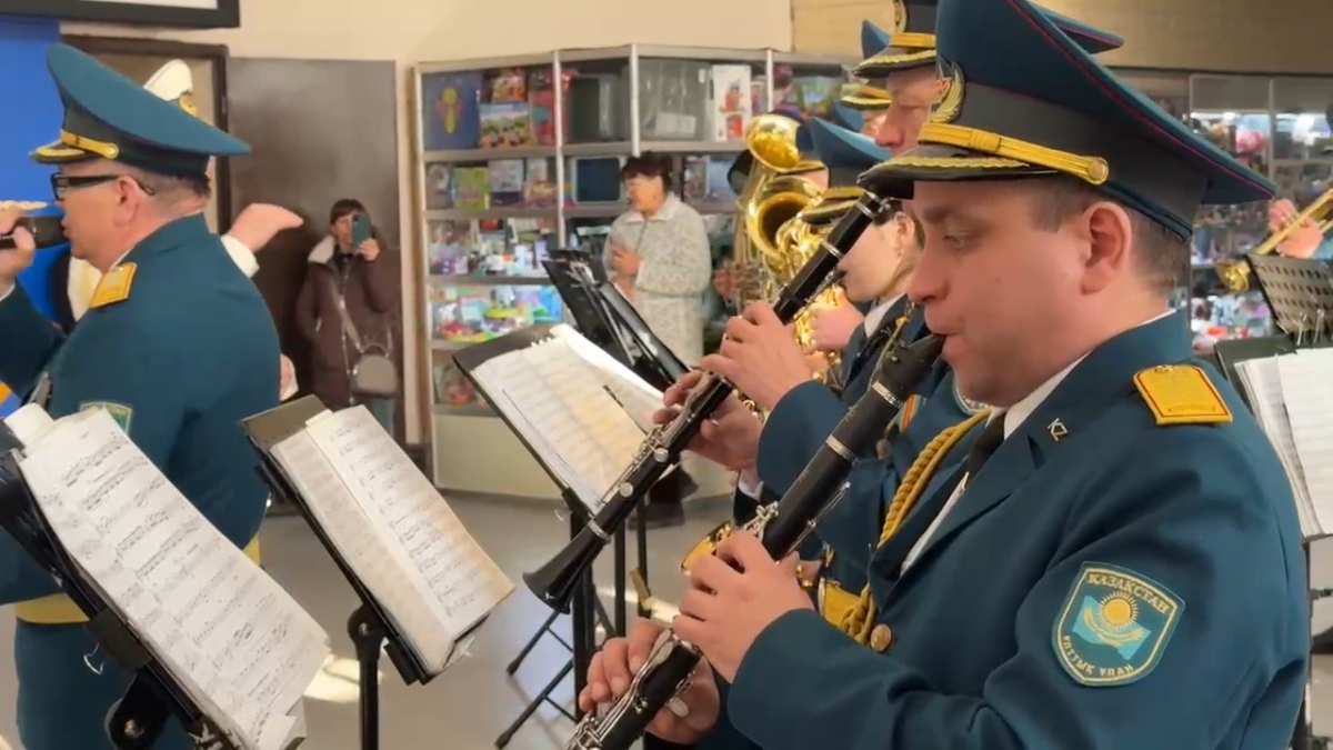 Ұлттық ұланның әскери оркестрі Өскемен автовокзалын  әнге бөледі