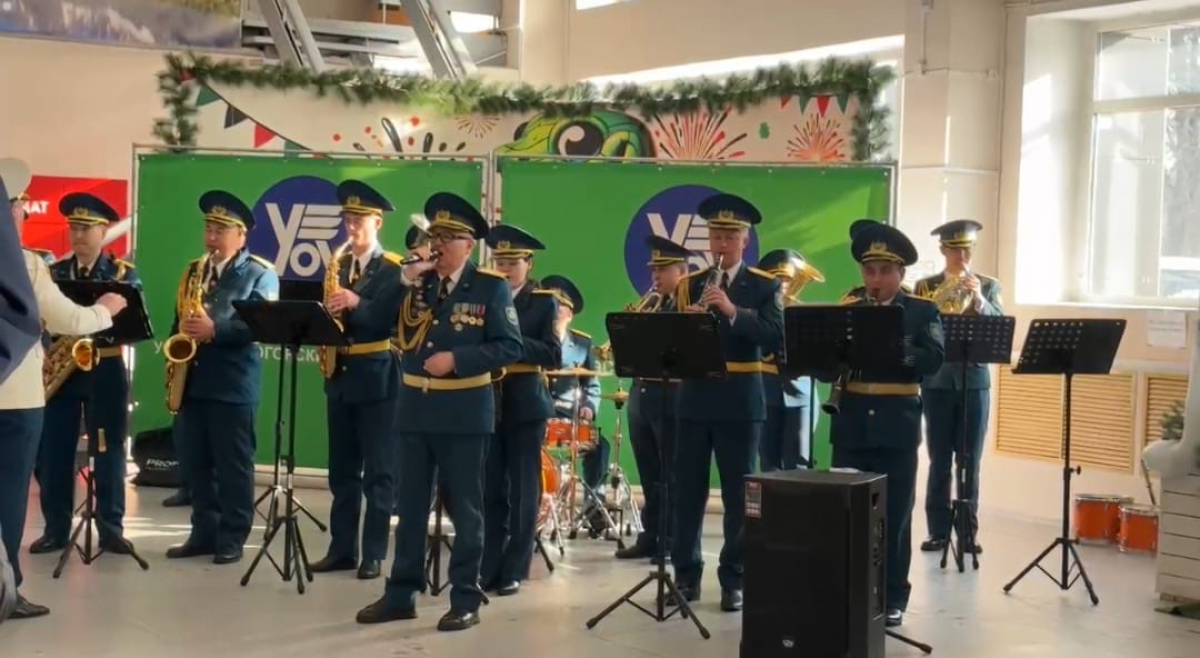 Военный оркестр Нацгвардии сыграл в автовокзале Усть-Каменогорске