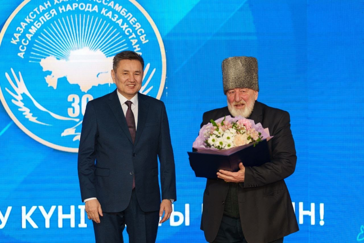 Ел бірлігінің нышаны: Өскеменде Қазақстан Халқы Ассамблеясының 30 жылдығына арналған ескерткіш тақта ашылды