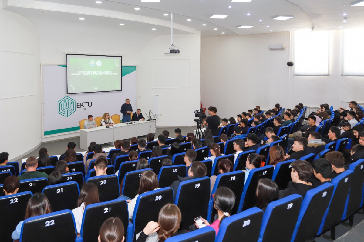 Жастарды экологиялық бастамаларға тарту: Д. Серікбаев атындағы ШҚТУ алаңында пікірталас болып өтті