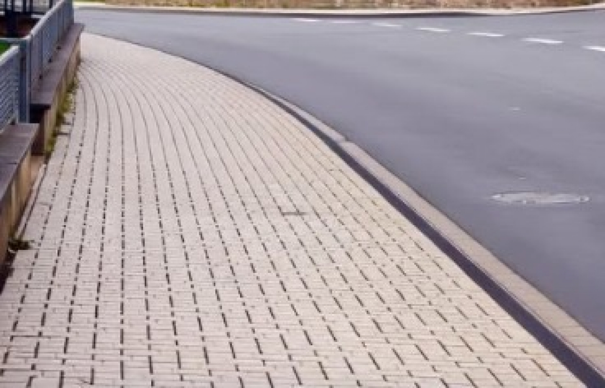 ЕҢБЕКШІ АУДАНЫНДА АЯҚ ЖОЛДАР МЕН ТЕМІРЖОЛ ӨТКЕЛДЕРІ САЛЫНАДЫ