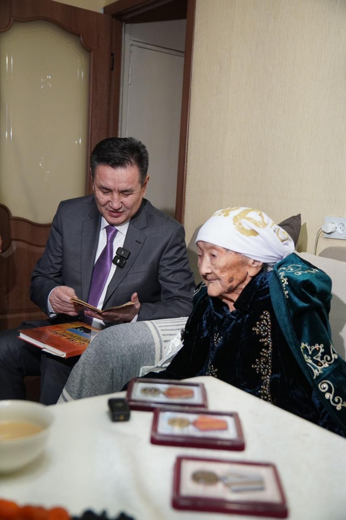 АКИМ ВКО ПОЗДРАВИЛ С 80-ЛЕТИЕМ ПОБЕДЫ ВДОВУ УЧАСТНИКА ВОВ