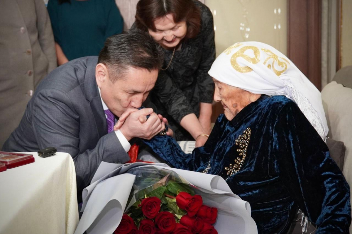 ШЫҒЫС ҚАЗАҚСТАН ОБЛЫСЫНЫҢ ӘКІМІ ҰЛЫ ЖЕҢІСТІҢ 80 ЖЫЛДЫҒЫМЕН СОҒЫС АРДАГЕРІНІҢ ЖАРЫ БОЛҒАН ЖЕСІР АНАНЫ ҚҰТТЫҚТАДЫ