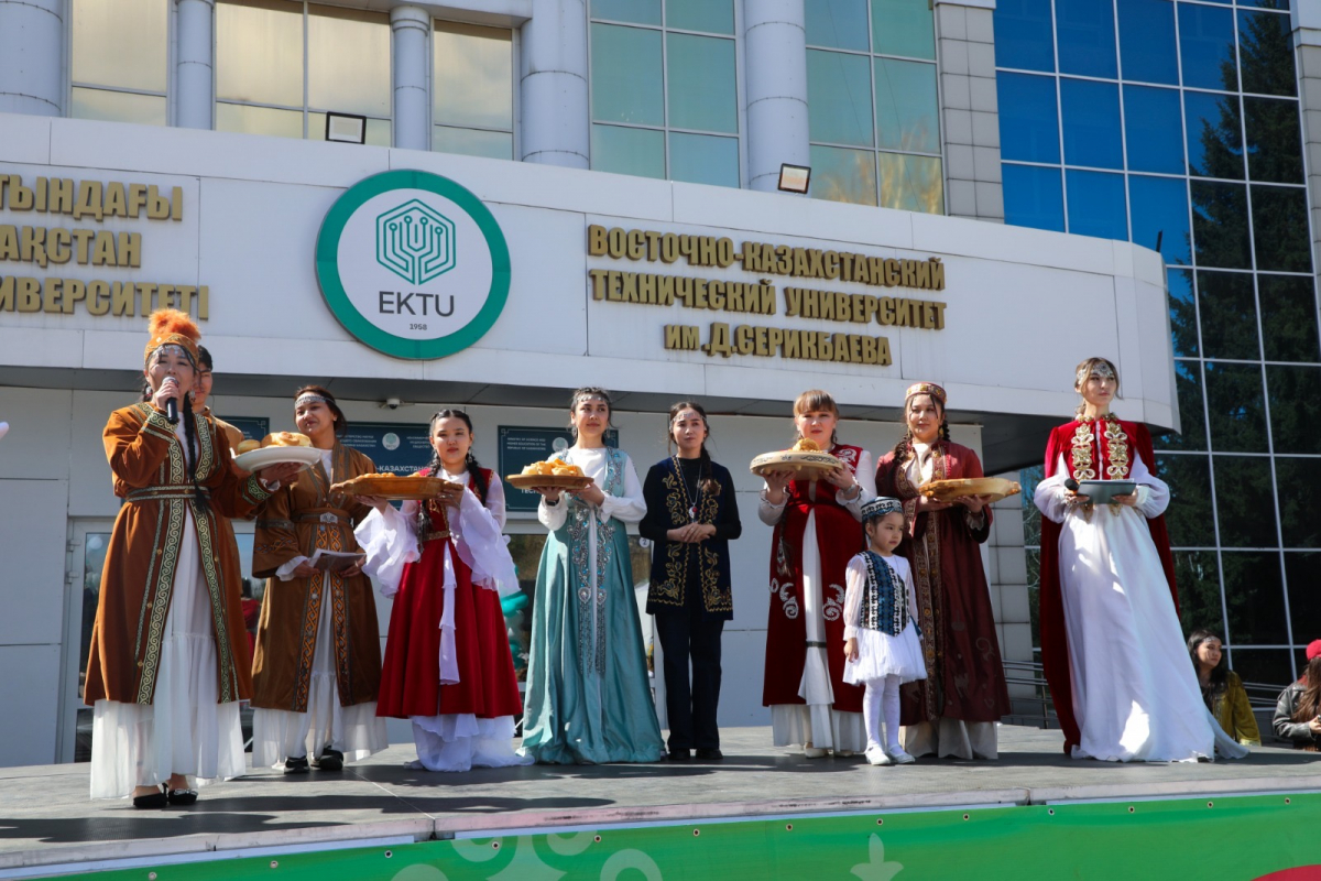В ВКТУ ярко отметили Наурыз: юрты, этнодефиле и «Шашбау-пати» объединили гостей праздника