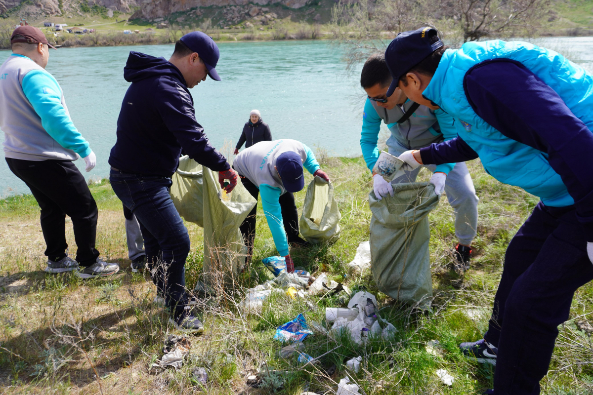 «Іле жағасы қоқысқа көміліп қалған»: біркүнде 30 тонна қалдық шығарылды