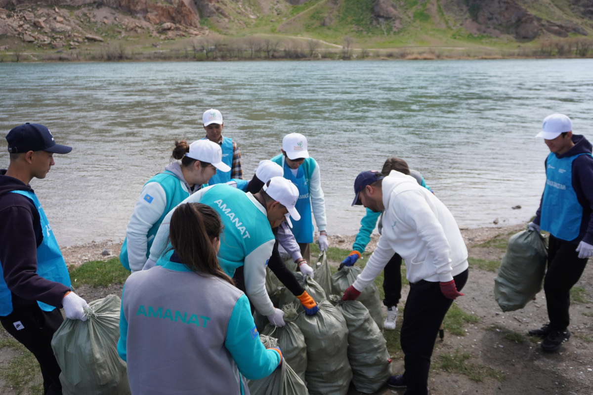 «Берег Или утопает в мусоре»: за один день вывезено более 30 тонн отходов