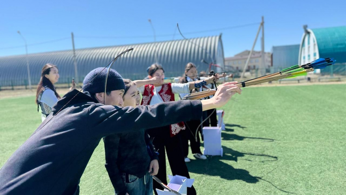 В Зайсанском районе прошло первенство по стрельбе из лука среди девушек, приуроченное к 80-летию Великой Победы и 100-летию Алии Молдагуловой