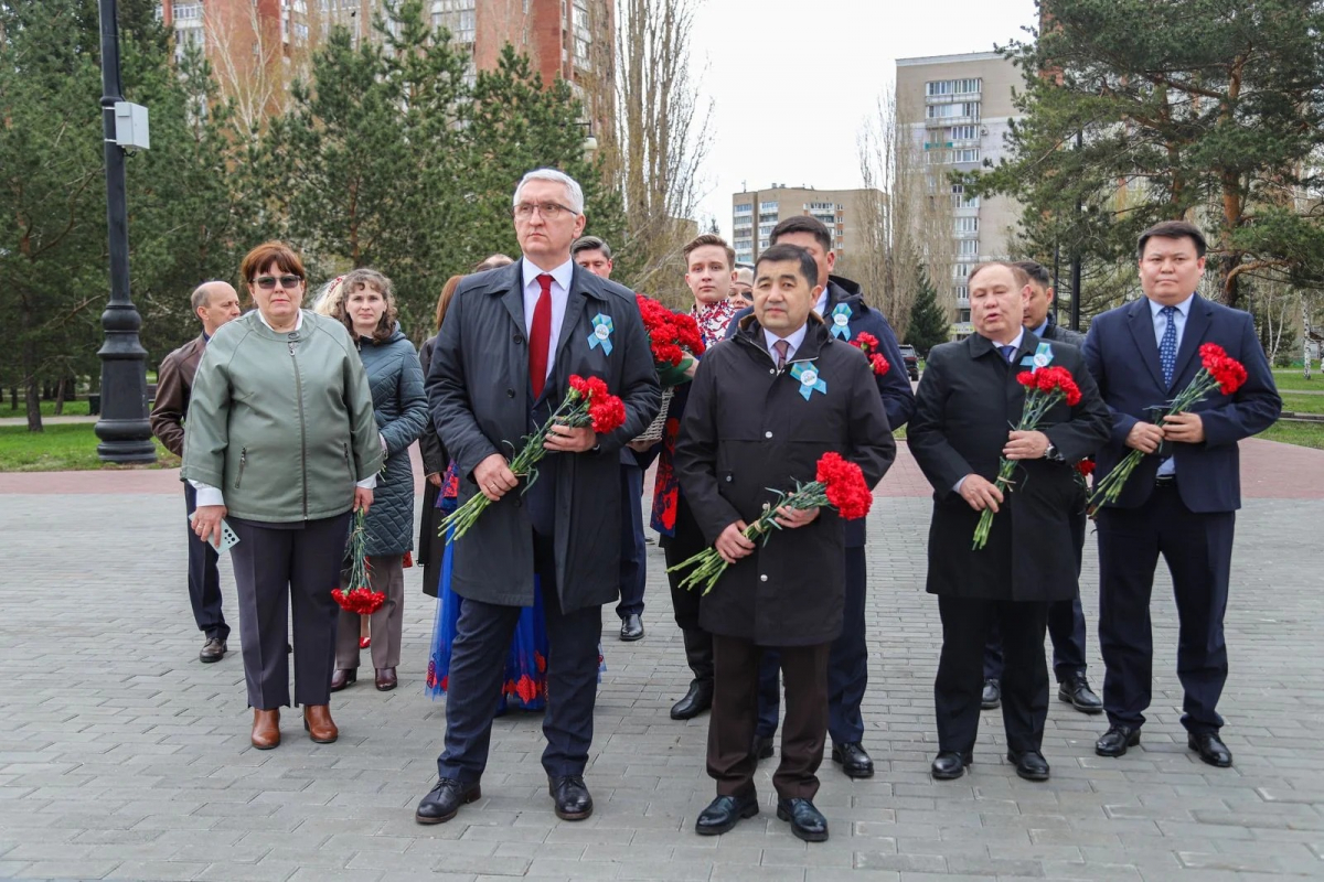 Делегация из Алтайского края РФ приняла участие в церемонии возложения цветов к мемориалу «Победа»