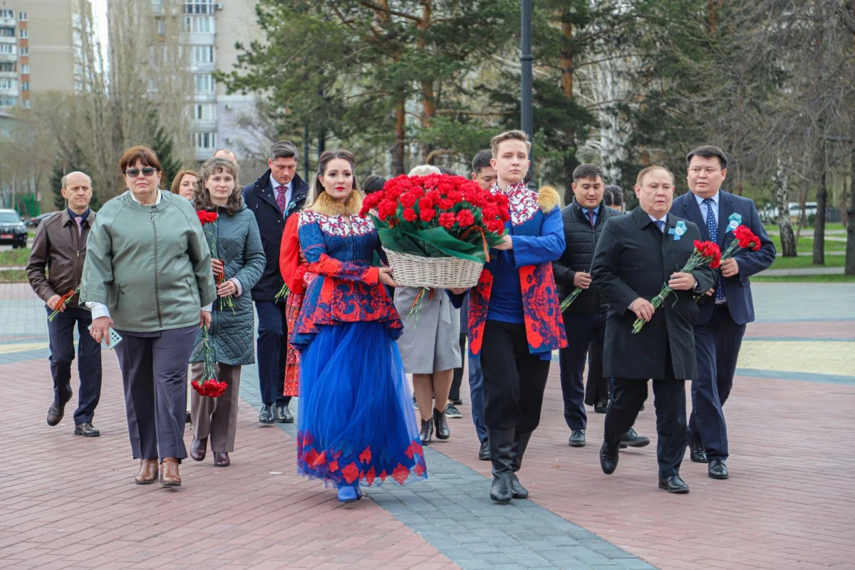 Ресейлік қонақтар Мәңгілік алауға гүл шоқтарын қойды