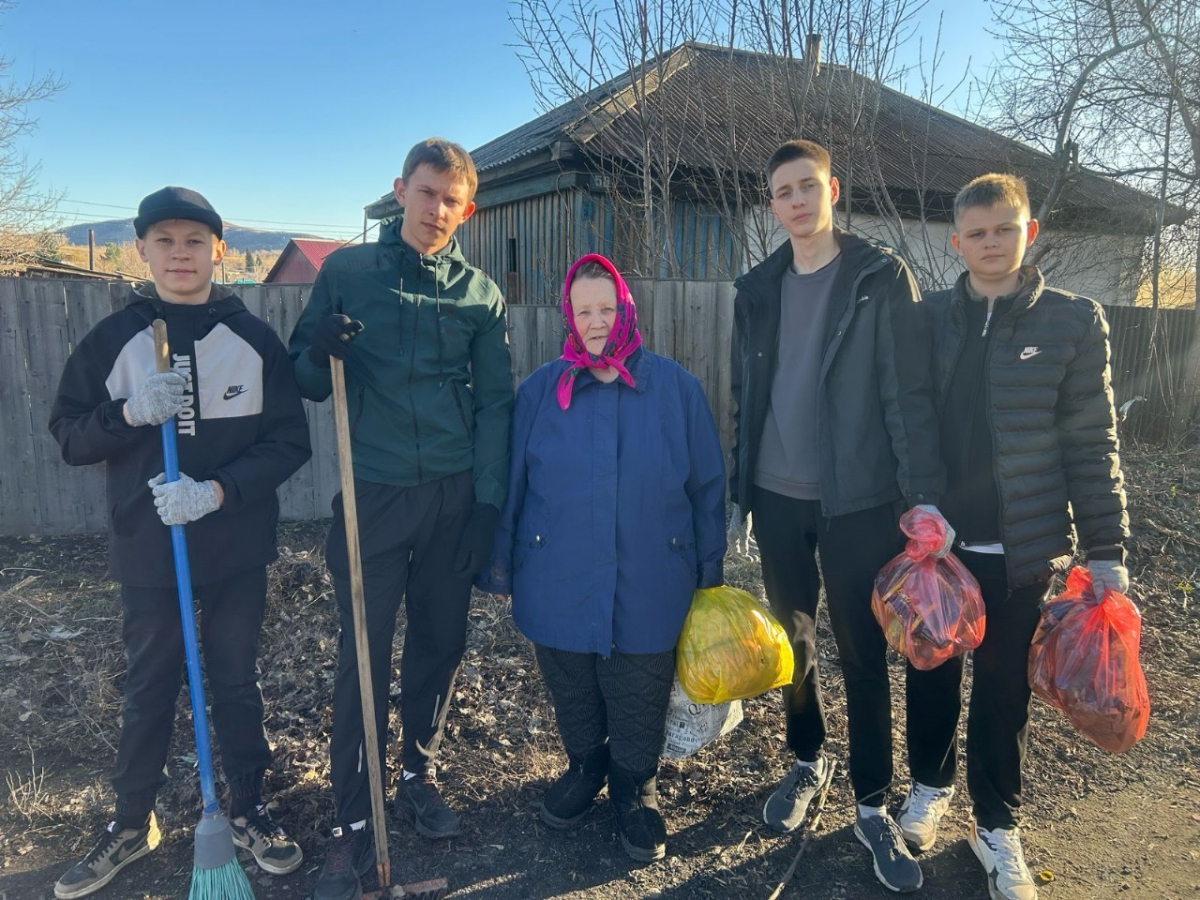 Шығыс Қазақстан облысында волонтерлер «Ардагерім – ардағым» акциясы аясында ардагерлерге көмек көрсетуде