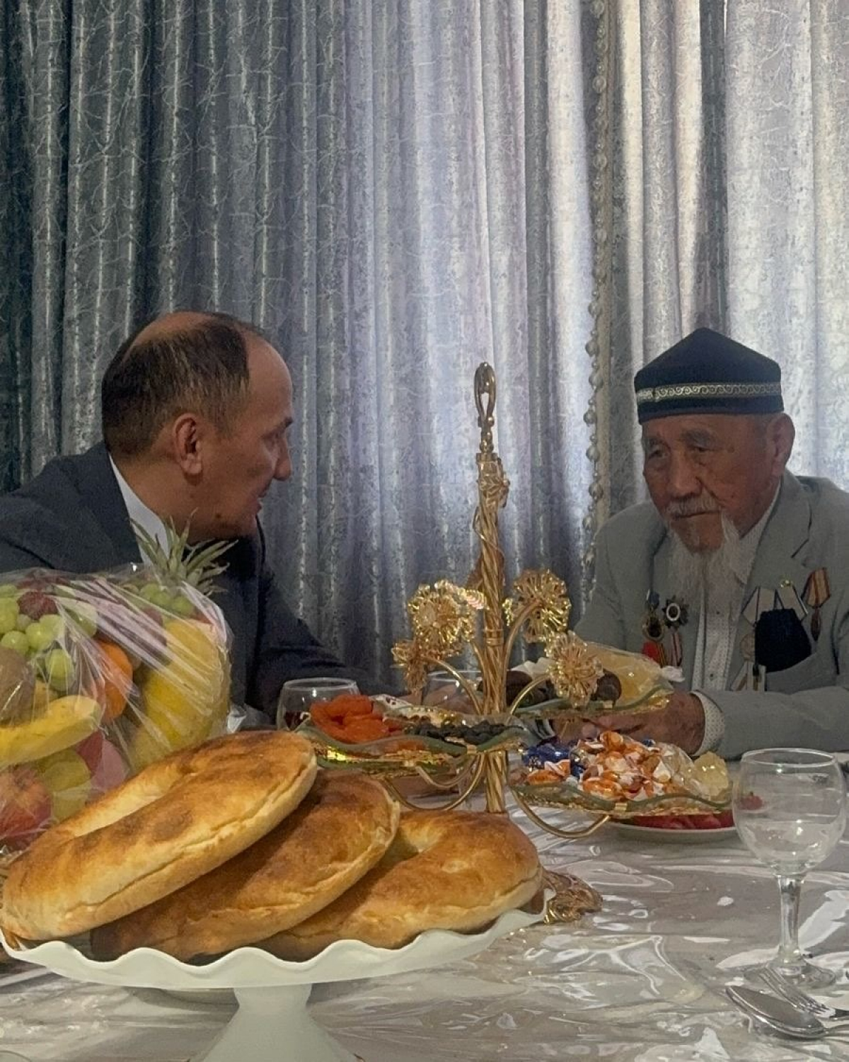 ҒАСЫР ЖАСАҒАН ҚАҺАРМАНҒА ҚҰРМЕТ КӨРСЕТІЛДІ