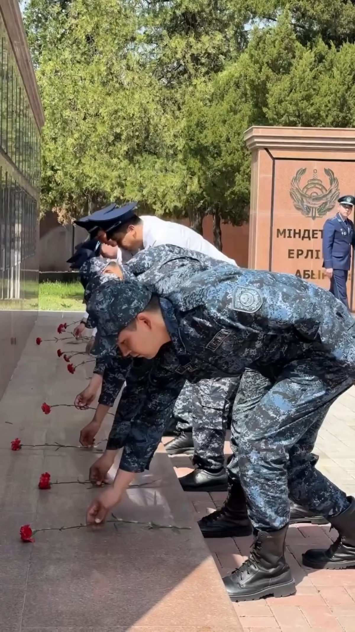 ШЫМКЕНТТЕ ПОЛИЦЕЙЛЕР ЕРЛІКПЕН ҚАЗА ТАПҚАН ҚЫЗМЕТКЕРЛЕРГЕ АРНАЛҒАН ЕСКЕРТКІШКЕ ГҮЛ ШОҚТАРЫН ҚОЙДЫ