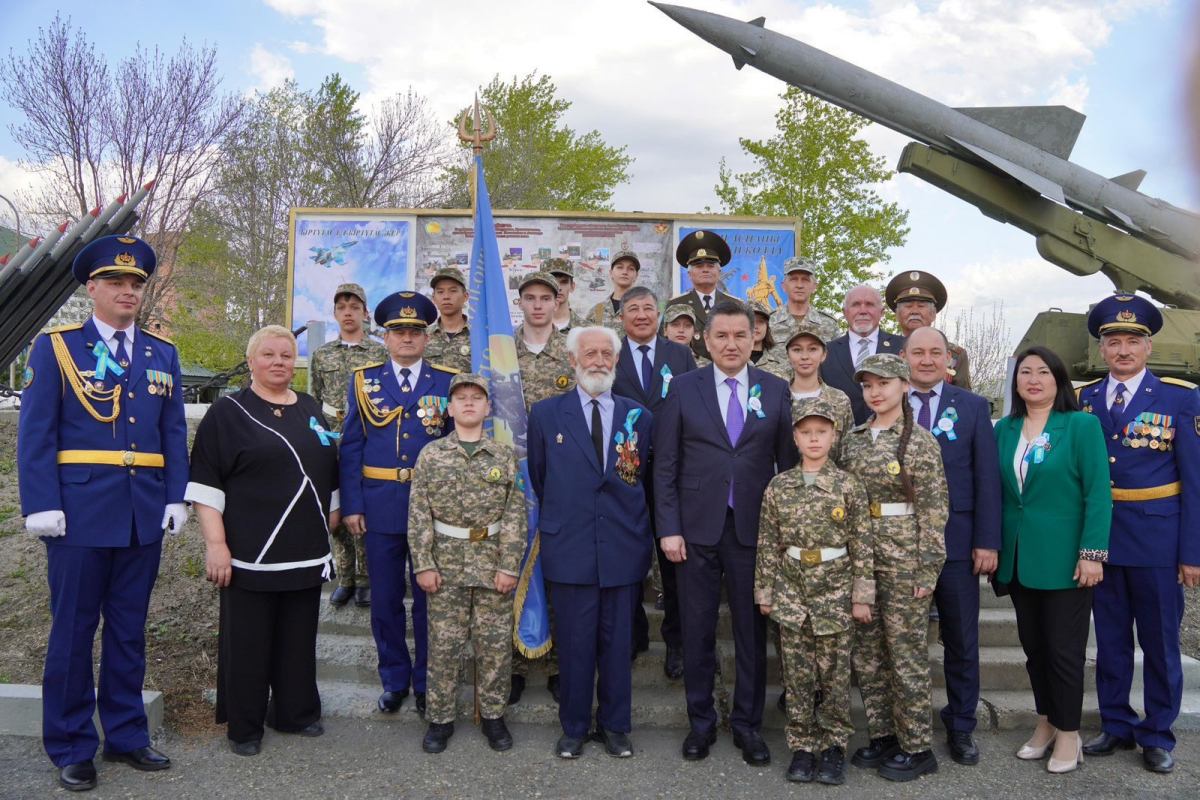 В Серебрянске наградили труженика тыла Юрия Новолоцкого