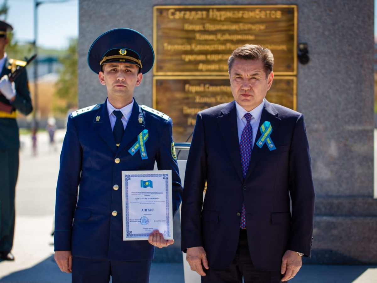 Торжественное возложение цветов к памятнику Сагадату Нурмагамбетова состоялось в Усть-Каменогорске