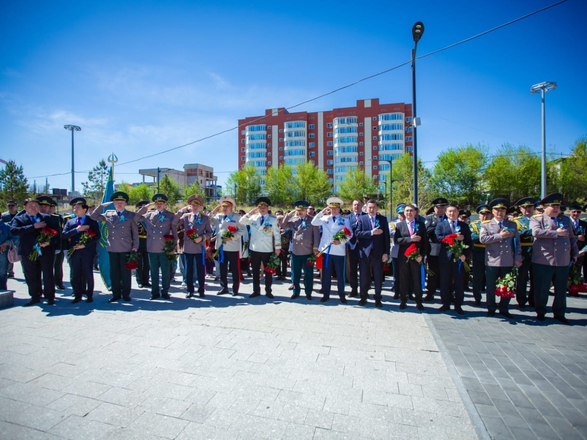 Өскемен қаласында Сағадат Нұрмағамбетовтың ескерткішіне гүл шоқтарын қою рәсімі өтті