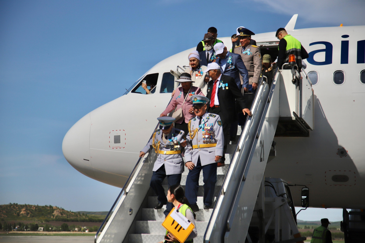 Құрметпен және алғыс білдіре отырып: Өскеменде Жеңіс Парадына қатысушыларды салтанатты түрде қарсы алды