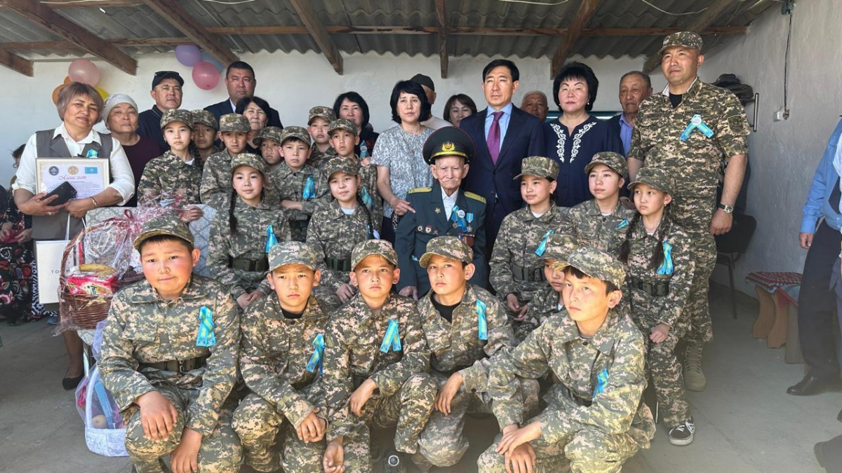 Ардагерге тағзым: Зайсанда 102 жастағы майдангерге көлік табысталды