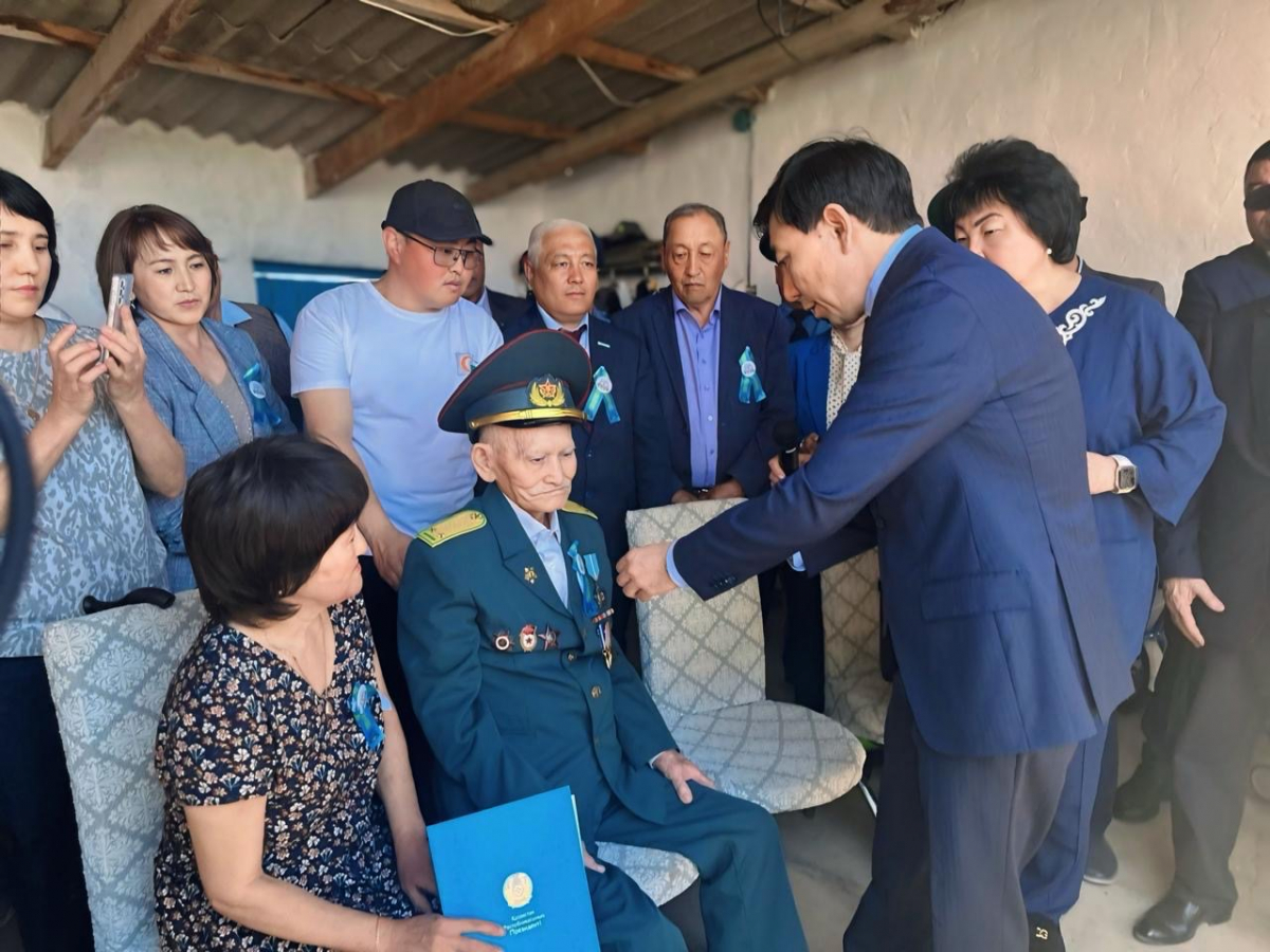 Почёт ветерану: в Зайсане 102-летнему фронтовику подарили автомобиль