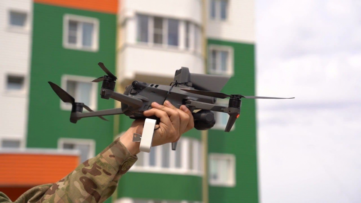 ШҚО-да адамдар терезелерге қорғау құрылғыларын орнату үшін құтқарушылар дрондарды қолдануда