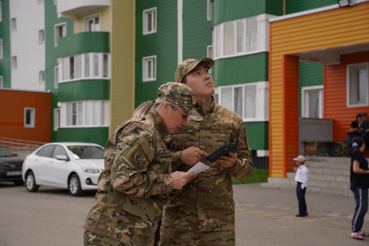 Спасатели  ВКО используют дроны, чтобы люди устанавливали защитные устройства на окна
