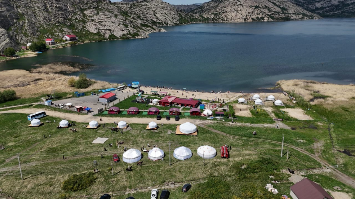 В ВКО на озере Шалкар открыли летний туристический сезон