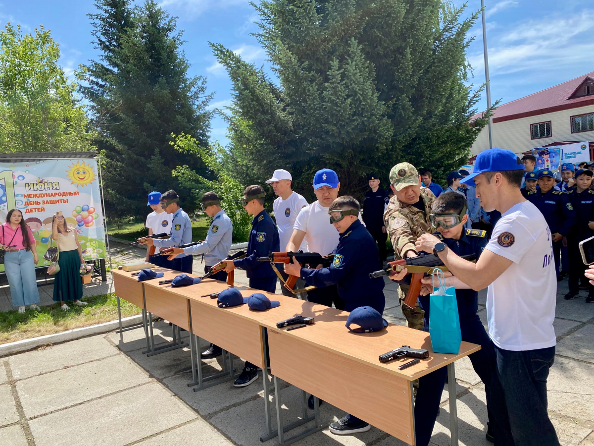 Ответственность, честь и безопасность: более 150 школьников погрузились в мир полиции на Дне открытых дверей в ВКО