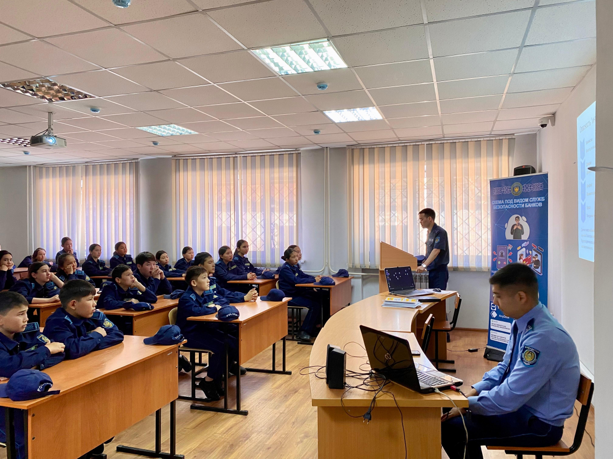 Жауапкершілік, абырой және қауіпсіздік: ШҚО-да Ашық есік күнінде 150-ден астам оқушы полиция әлемімен танысты