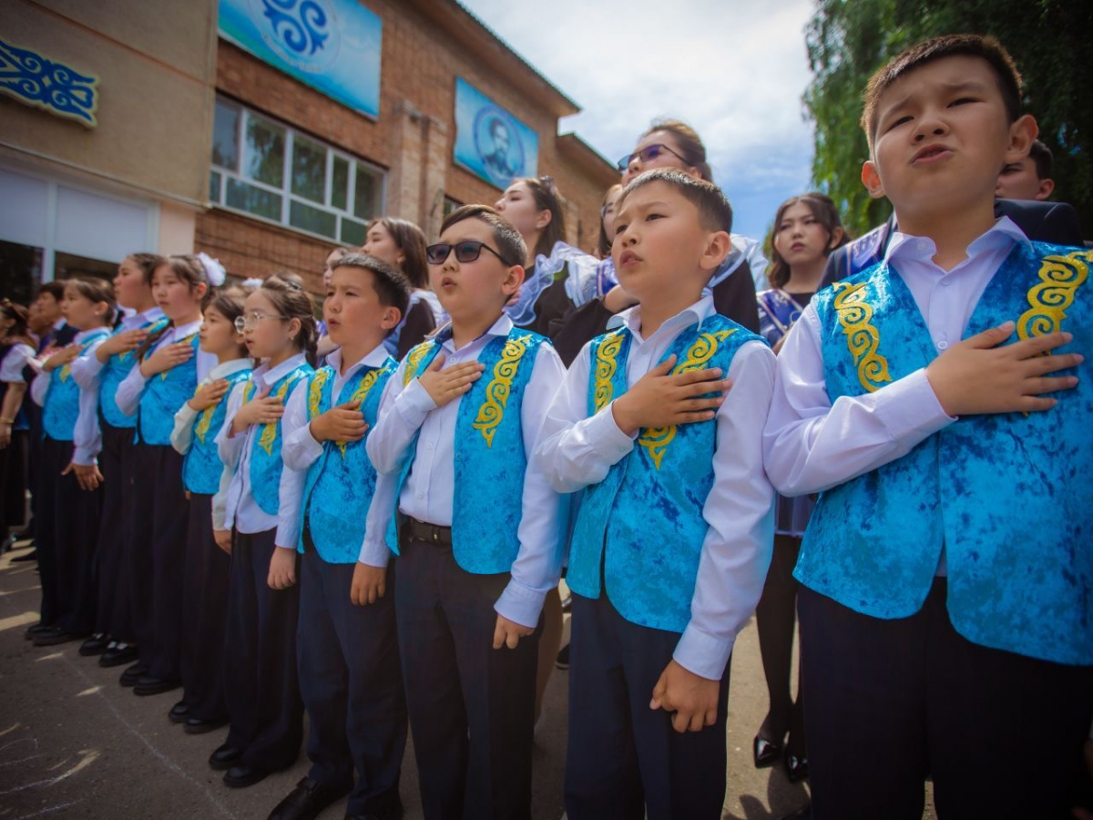 В школах ВКО прозвенел последний школьный звонок