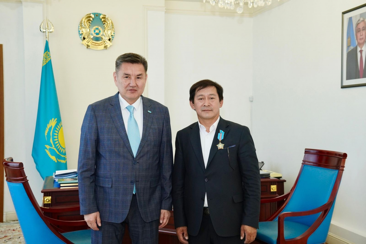 Аким ВКО поздравил работника культуры, награжденного Главой государства  высокой наградой