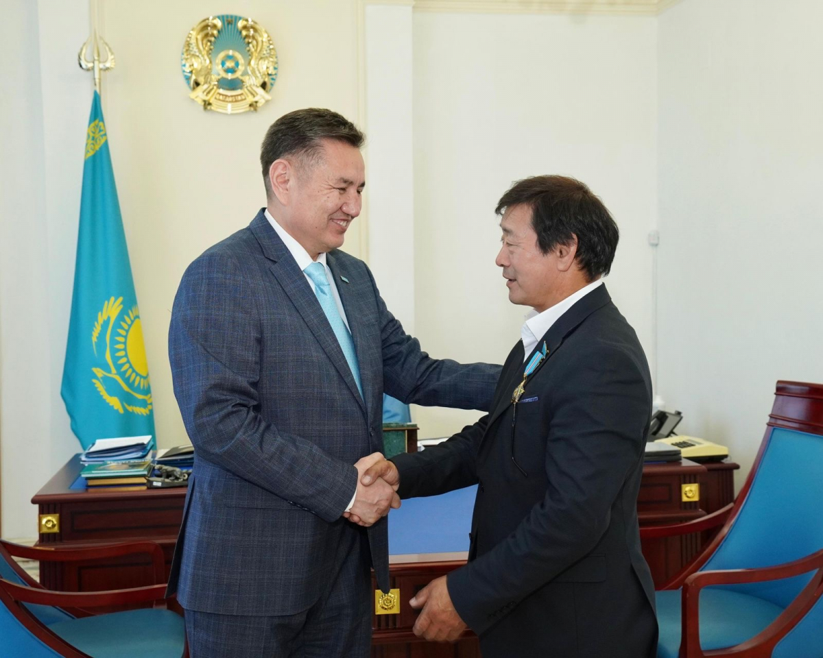 ШҚО әкімі Мемлекет басшысының жоғары марапатына ие болған мәдениет қызметкерін құттықтады