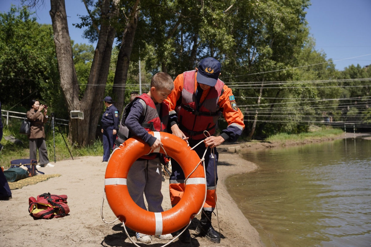 Спасатели ВКО провели акцию «Балалардың қауіпсіздігі – басты назарда»