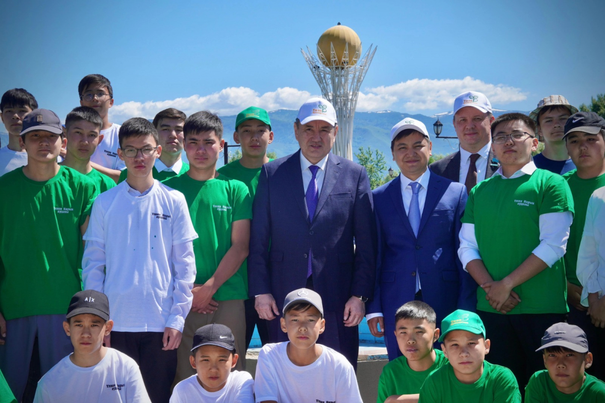 ШҚО әкімі «Таза Қазақстан» акциясы аясында Үлкен Нарын ауылында 50 ағаш отырғызды