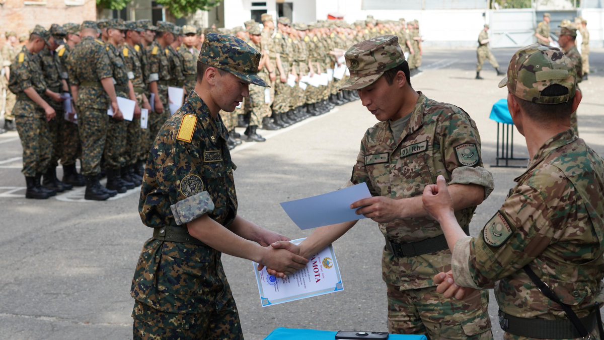 Өскеменде 200-ге  жуық сарбаз үйлеріне қайтты