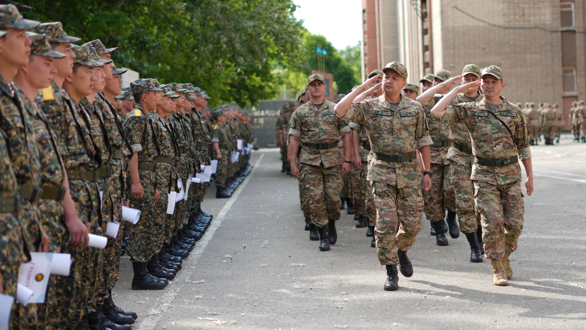 В Усть-Каменогорске   около 200 солдат, прошедших военную службу, отправились домой