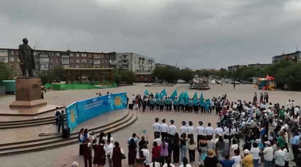 «Көк ту желбіреген күн»: Ұлытауда мемлекеттік рәміздер күнін мерекелеу аясында патриоттық автокөлік шерулері өтті