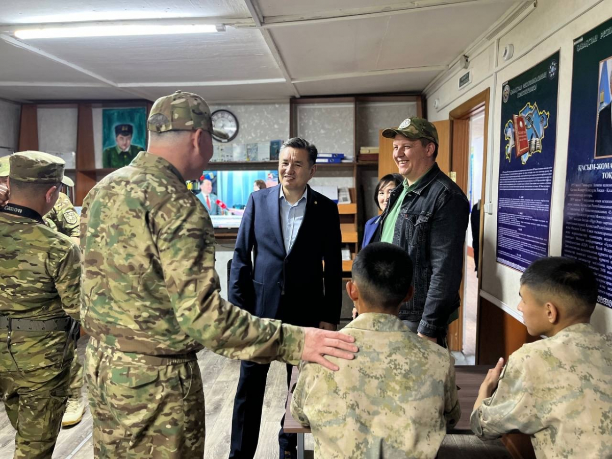 Аким ВКО и депутаты Мажилиса Парламента РК посетили пограничные отделения в Катон-Карагайском районе