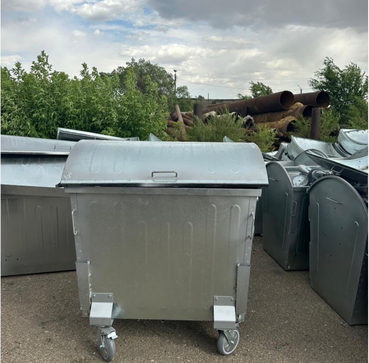 В Сатпаеве устанавливают 187 новых оцинкованных евроконтейнеров