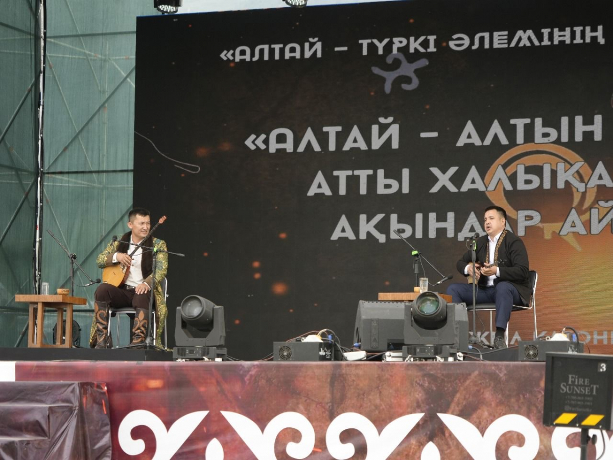 В Катон-Карагайском районе прошёл международный айтыс «Алтай – алтын бесігім»