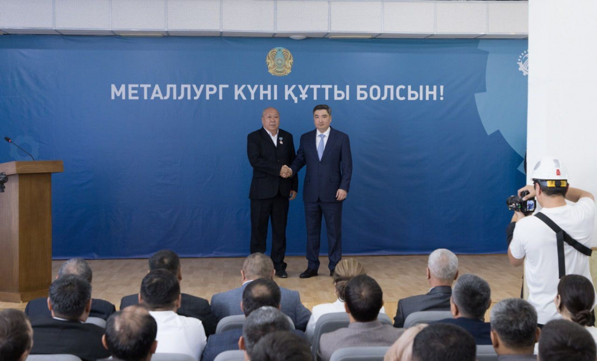 Премьер-министр кәсіби мерекесіне орай металлургтерге Президент атынан мемлекеттік наградалар табыс етті