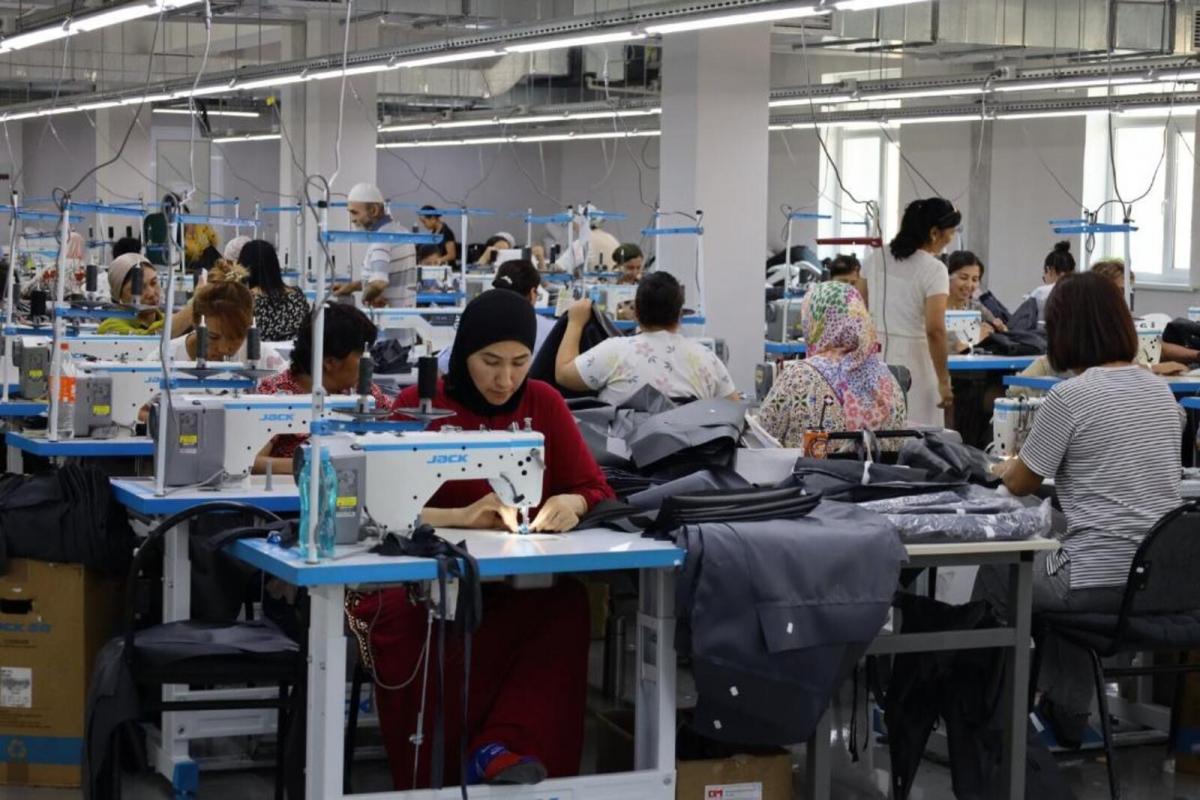 250 МЫҢҒА ЖУЫҚ АРНАЙЫ ЖҰМЫС КИІМІ ТІГІЛЕДІ