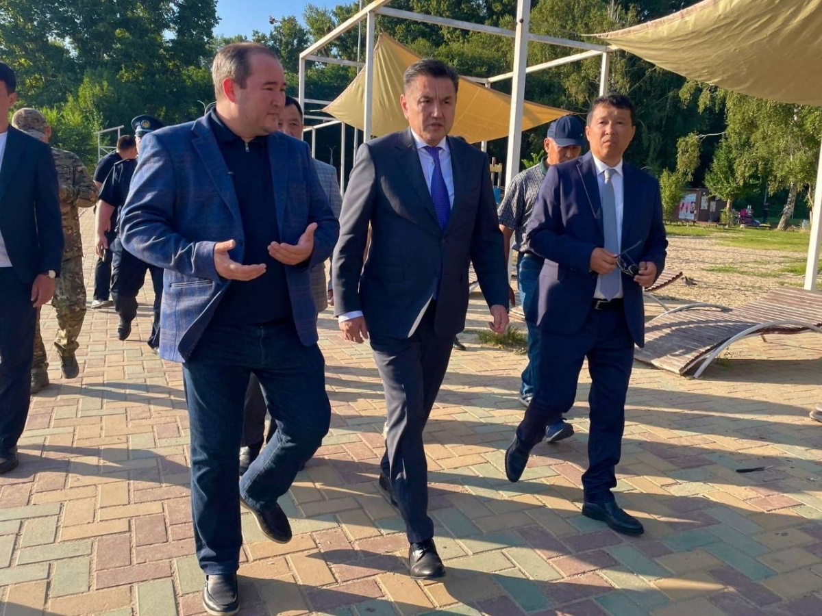 Аким ВКО проинспектировал пляжи Усть-Каменогорска и поручил навести порядок в зонах отдыха