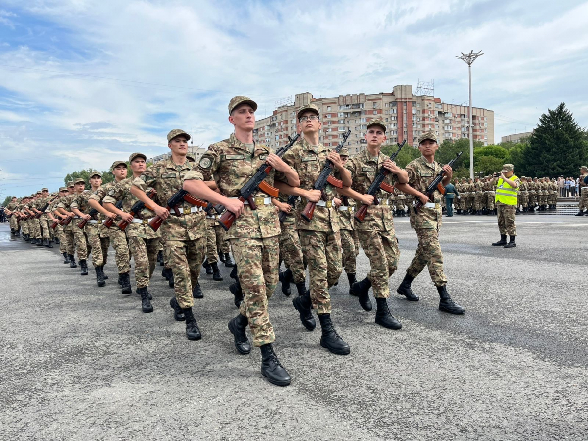 Өскеменде 400-ге жуық жас сарбаз әскери ант қабылдады