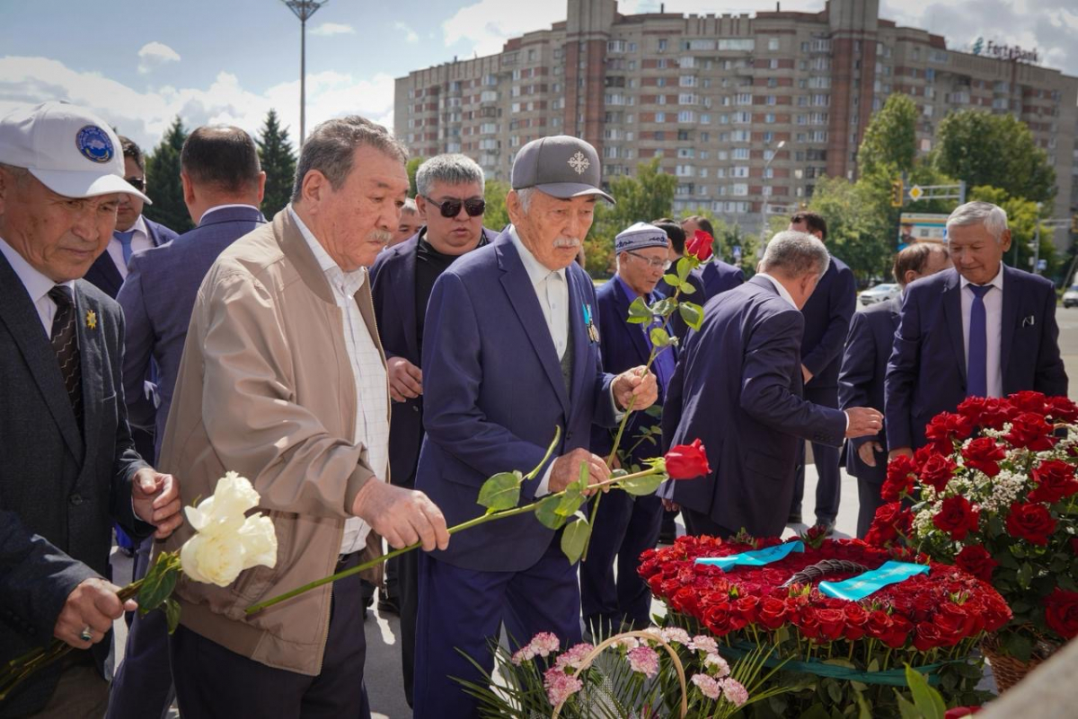 В Усть-Каменогорске возложили цветы к памятнику Абая Кунанбаева