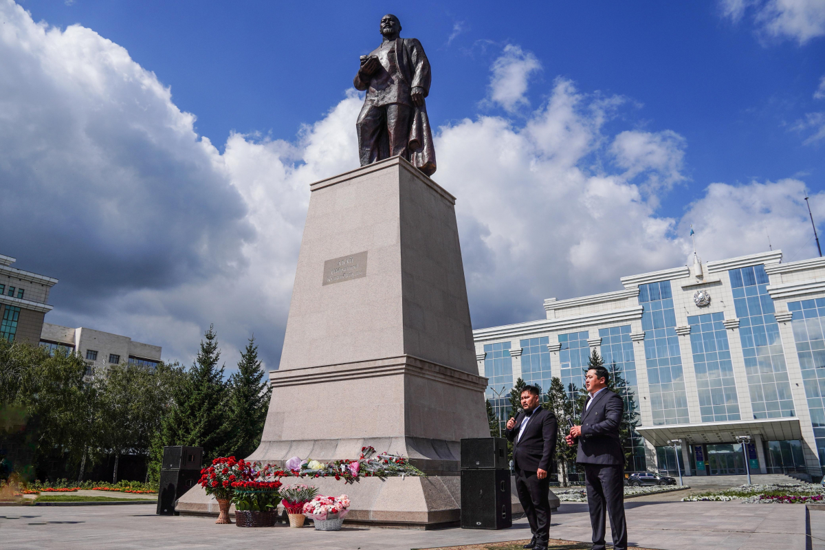 Өскемен қаласында Абай Құнанбаевтың ескерткішіне гүл шоқтары қойылды