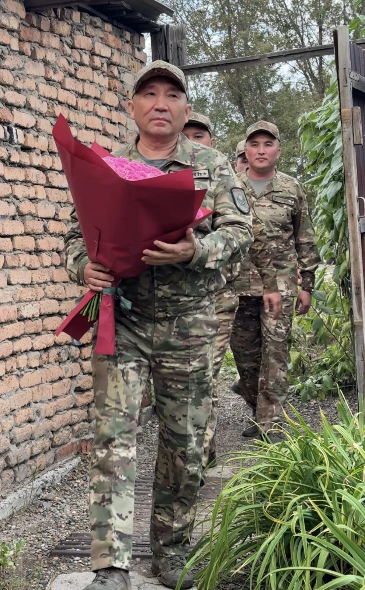 Әдемі кеудесі бар әдемі қызбен жыныстық қатынас